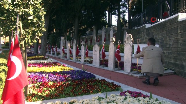Çanakkale Zaferi’nin 104. yıl dönümünde gözü yaşlı aileler, şehitlerini yalnız bırakmadı