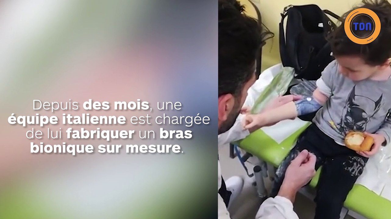 Un enfant né avec un seul bras, essaie avec émerveillement un bras bionique