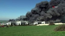 Saatlerdir devam eden fabrika yangınında alevler yükselmeye devam ediyor