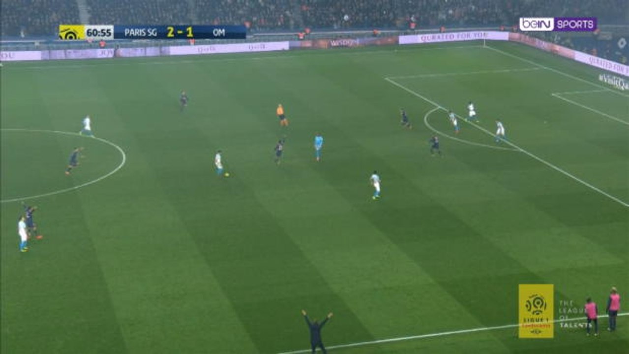 لقطة: كرة قدم: ماندادا يتلقى بطاقة حمراء بعد تدخل عنيف على حارس المرمى