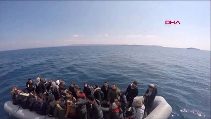 İzmir Denizde Sürüklenen Kaçaklar Kurtarıldı