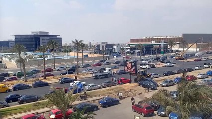 لحظة سقوط "يافطة إعلانات" على سيارة بالتجمع الخامس وسط تجاهل المارة