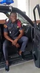 Cet homme de tenue montre sa maîtrise parfaite du Coran