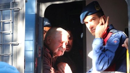 Cezaevindeki Baba, Oğlunun Cenaze Törenine Kelepçeli Olarak Katıldı