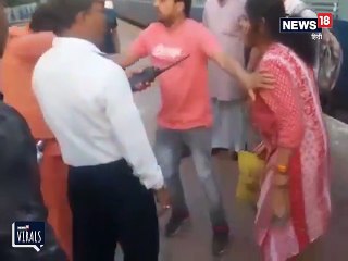 VIDEO: ट्रेन में महिला से छेड़छाड़, मनचले साधु को पड़ी जमकर मार