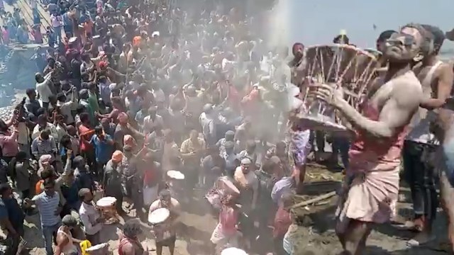 काशी के महाश्मशान में खेली गई चिता भस्म की होली, वीडियो