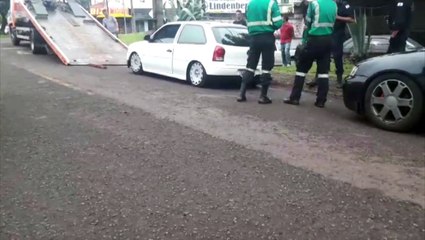 Carro rebaixado é guinchado pela Cettrans