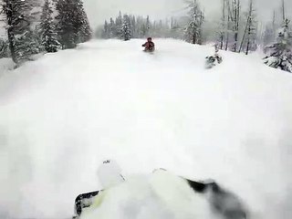 Un homme en motoneige se fait complètement avaler dans la poudreuse