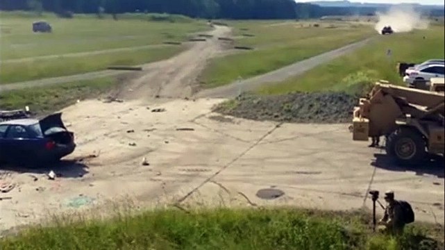 Un char d'assaut fonce droit sur une voiture et l'écrase !