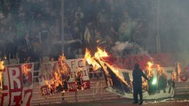 شاهد: الجماهير تقتحم ملعب أوكا وتهاجم اللاعبين في ديربي أثينا
