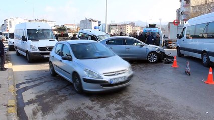 5 kişinin yaralandığı kaza anı kameraya böyle yansıdı