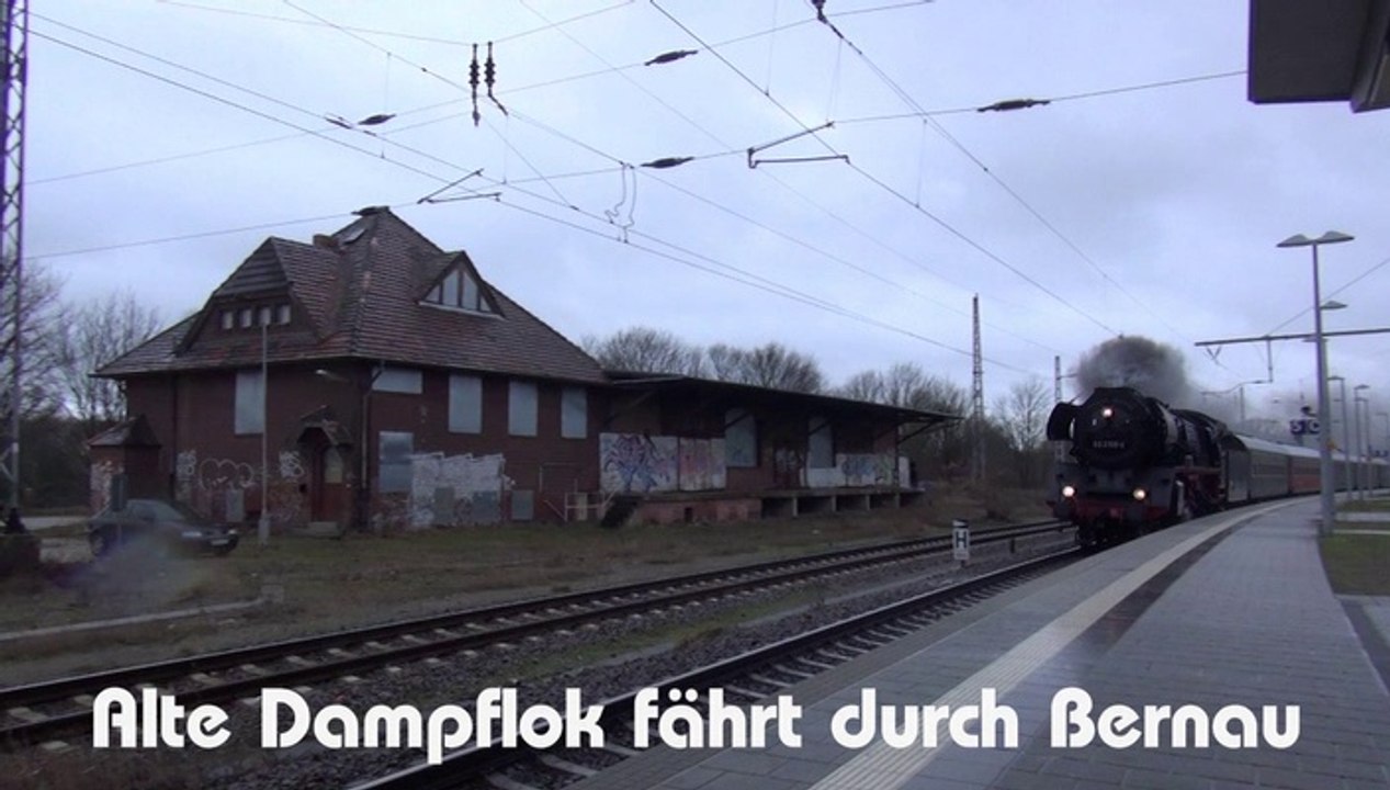 Alte Dampflok fährt durch Bernau