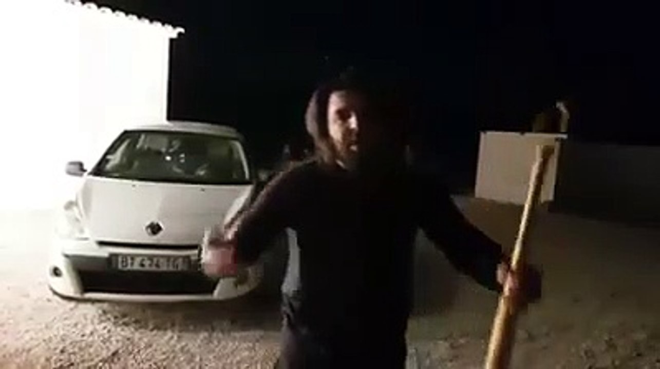 Ce supporter de Marseille détruit sa voiture après la défaite face au PSG.