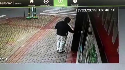 Câmera mostra atitude suspeita em clínica no Centro