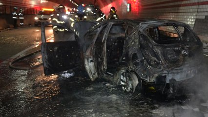 터널 안에서 자동차 전복되며 불...차량 전소 / YTN