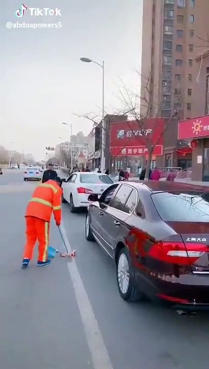 Cet automobiliste va regretter d'avoir jeté ses déchets par la fenêtre... Vengeance