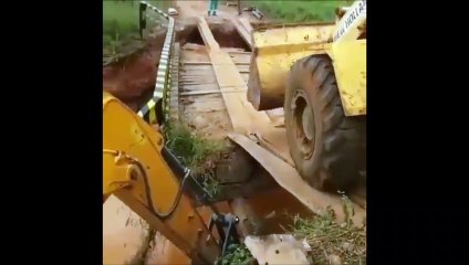 Ils tentent de faire passer un gros tracteur sur un pont mal construit... Raté