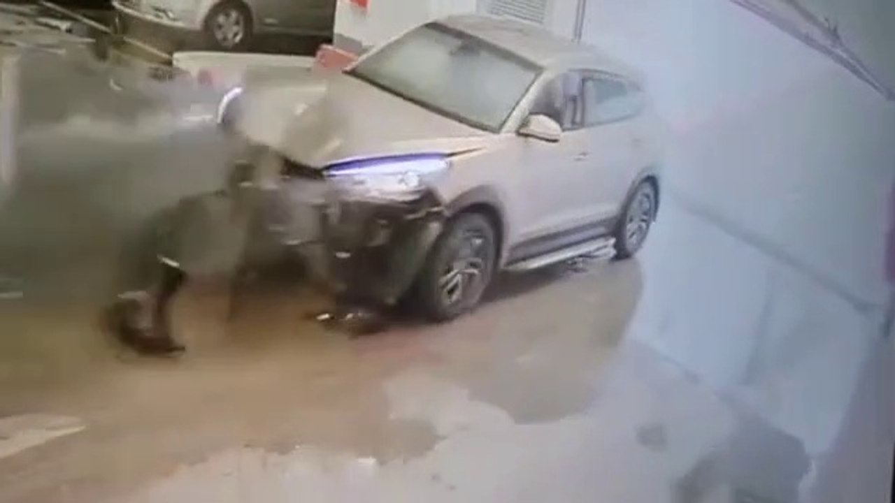 Ce chauffard se rate en entrant dans un parking !