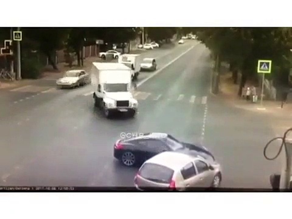 Au volant de sa Porsche il tente un délit de fuite après avoir percuté une voiture mais se rate complètement