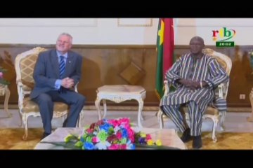 Download Video: RTB/L’ambassadeur des Etats-Unis d’Amérique au Burkina conduit à la primature la nouvelle équipe de l’USAID