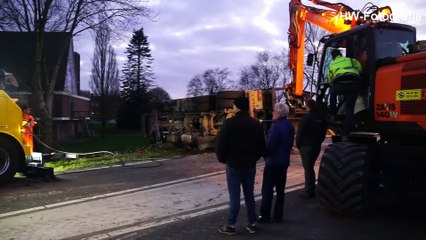 Vrachtwagen kantelt op Flevoweg bij Sint Jansklooster
