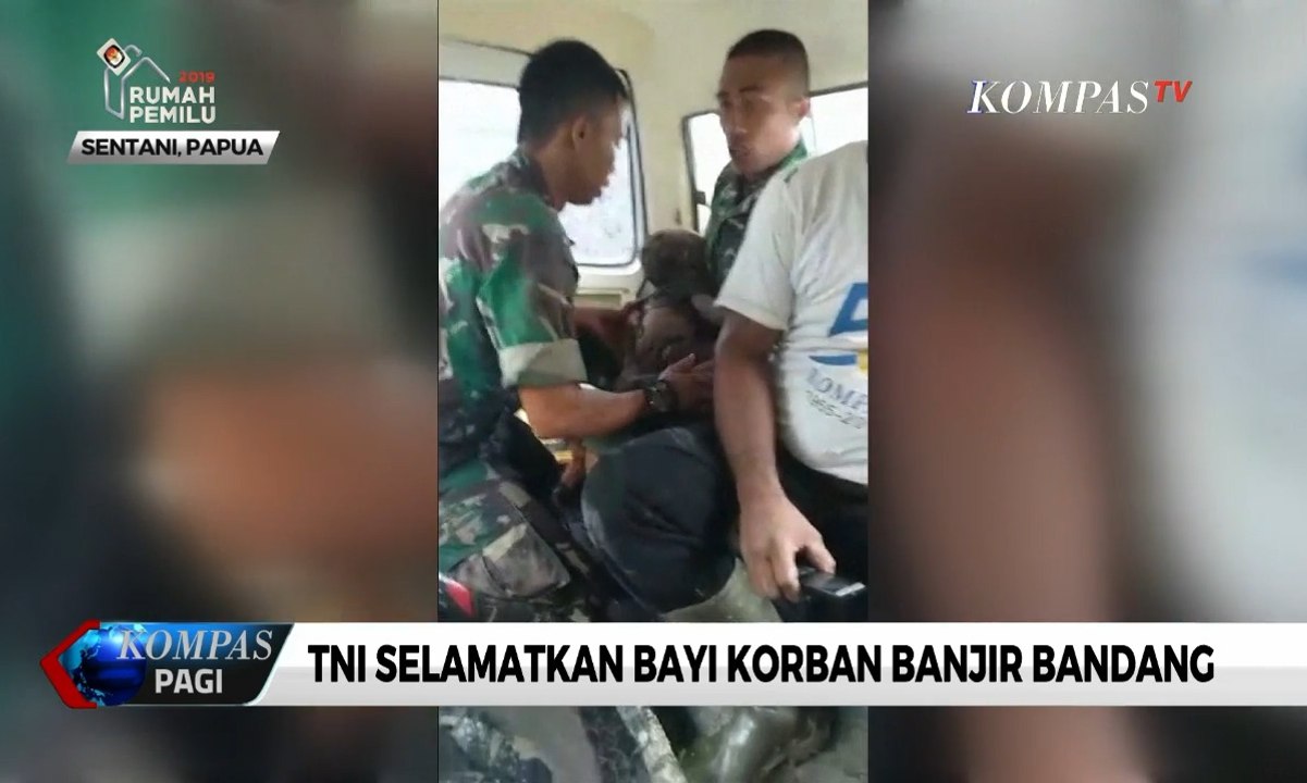Detik-detik TNI Selamatkan Bayi Korban Banjir Bandang di Sentani