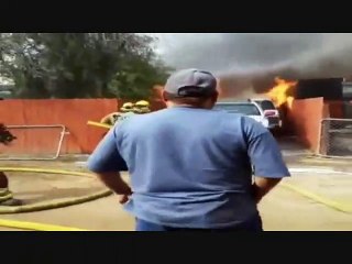 Épico  Arriesgó su vida ,por salvar a su mejor Amigo  de un incendio