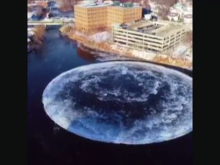 Extraño fenómeno natural se forma círculo perfecto de hilo en  rio de EU