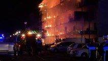Un immeuble ravagé par les flammes en pleine nuit à Draguignan