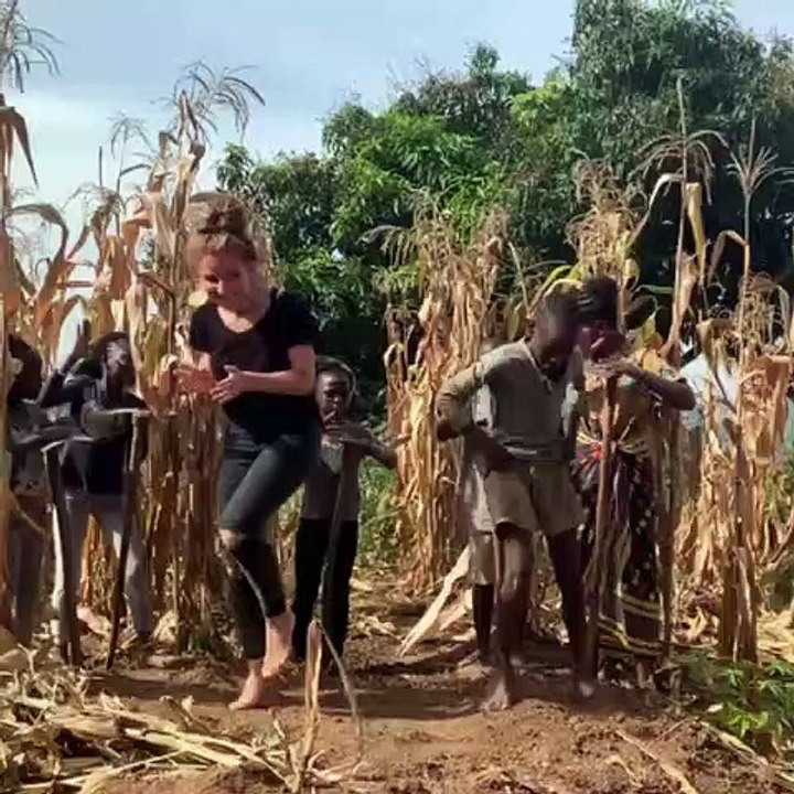 Une jeune femme fait une chorégraphie superbe de danse avec un enfant africain