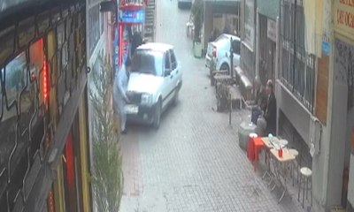 Patronunun otomobilini çalıştıran genç iş yerine girdi: 2 yaralı