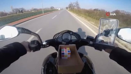 Motor Sürerken Rubik Küp Çözen Sürücüye Şok Haber