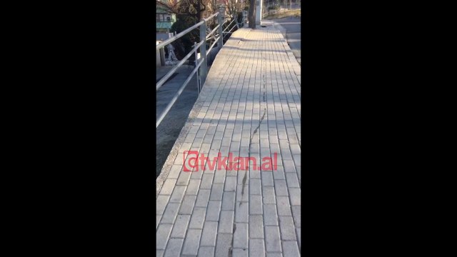 Makina perfundon jashte rruge ne Rrugen e Elbasanit