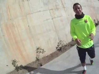 Jona afina puntería con tiro a los glúteos