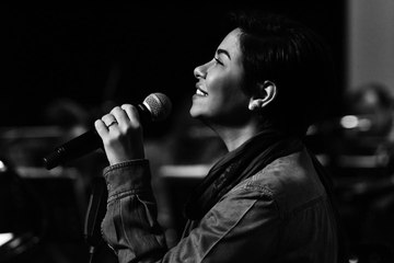 فيديو رقص شيرين على المسرح بعد اندماجها مع الموسيقى