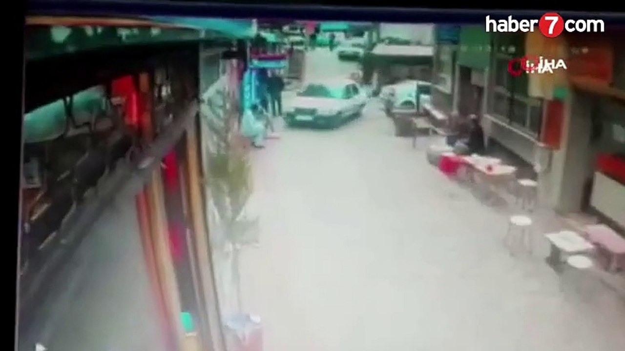 Çocuk sürücü ganyan bayiine daldı, o anlar kameraya yansıdı- 1’i ağır 2 yaralı - Video 7