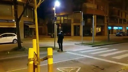 Una brigada constitucionalista limpia las calles de Vic (Barcelona)