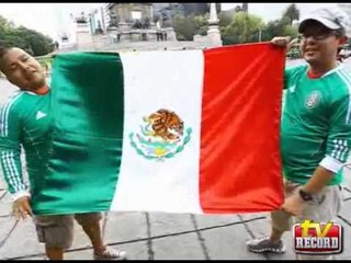Aficionados festejan en el Ángel el triunfo del Tri