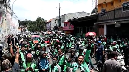 Ribuan Driver Ojol Demo di Depan Kantor Gojek Surabaya