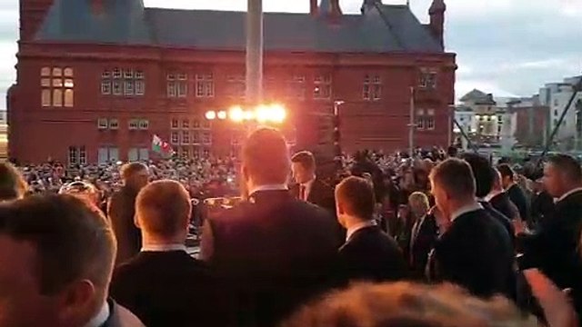 Les Gallois accueillis en héros à Cardiff