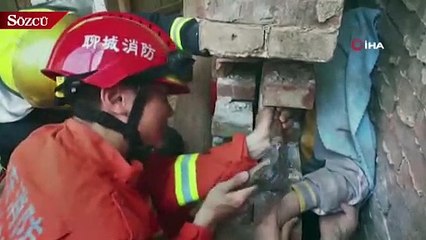 İki duvar arasına sıkışan küçük çocuk böyle kurtarıldı