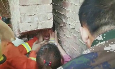 İki duvar arasına sıkışan küçük çocuk kurtarıldı