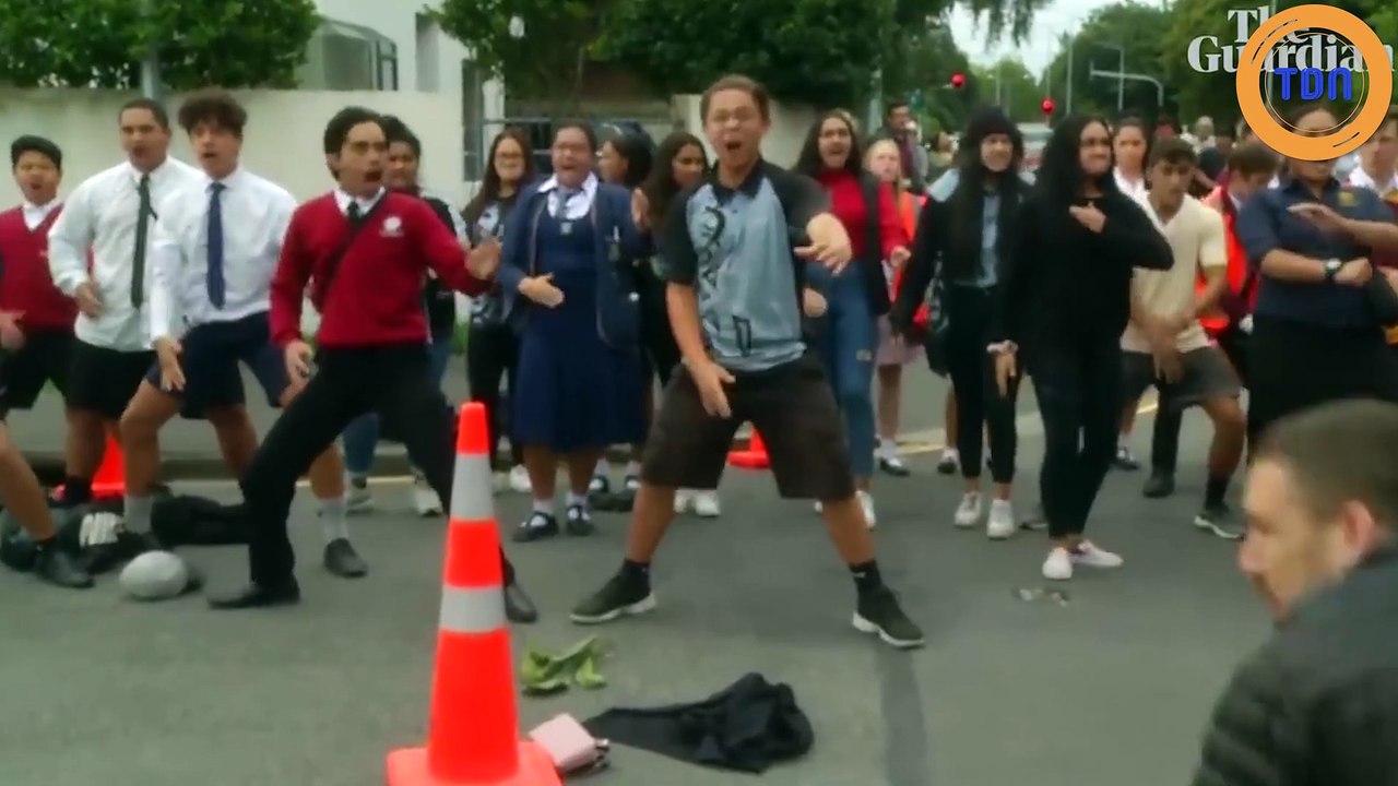 Des bikers et des étudiants font un haka devant l'une des mosquées visées à Christchurch !