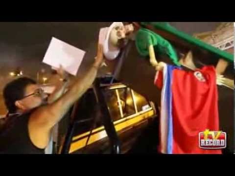 Aficionados ticos reciben al Tri con un ataúd