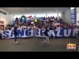 Aficionados despiden a Cruz Azul con cánticos y mantas