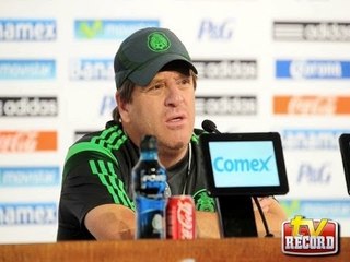 Miguel Herrera defiende al Chicharito