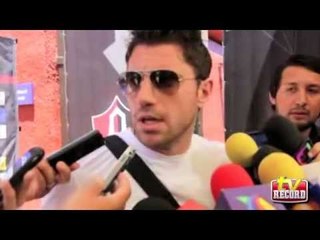 Vuoso, molesto luego de que se publicaran fotos de él en un baile