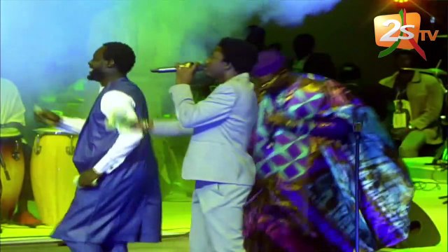 PLUIS DE BILLETS DE BANQUE À LA SOIRÉE DE WALLY SECK