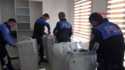 Adıyaman'da Polis Pazarına Mont ve Bot Yardımı