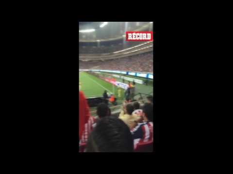 Aficionados de Chivas hacen sonidos de mono contra Darwin Quintero